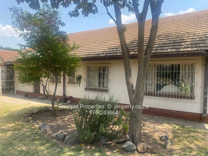 Spacious 5-Bed Family Home on 4,314m² with Pool – Hatfield