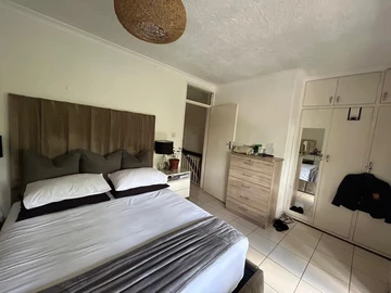 2 Bedroom Flat & Apartment