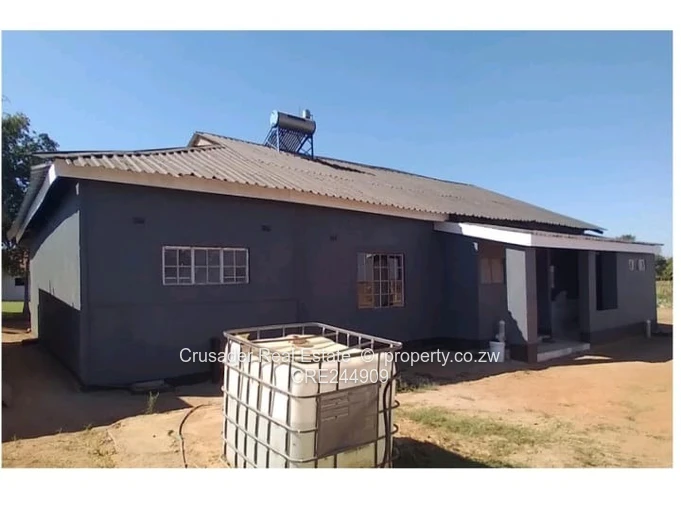 A stunning 1-hectare estate featuring dual residences, perfect for extended family                  