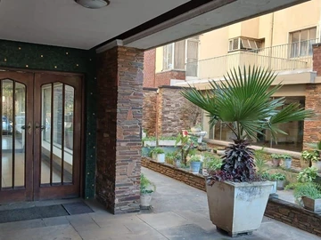 2 Bedroom Flat & Apartment