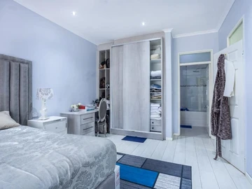 3 Bedroom Flat & Apartment