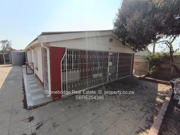 3 Bedroomed House in Lobengula West To Rent