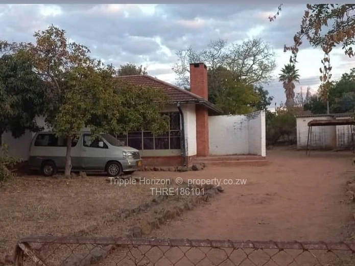 4 Bed Houses for Sale in KweKwe THRE186101