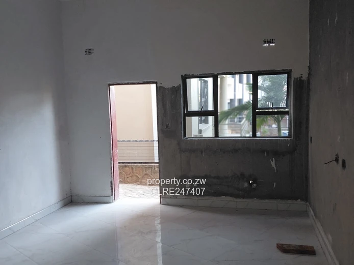 Near-finished 5BR Carrick Creagh Home — Borehole, 1000m²