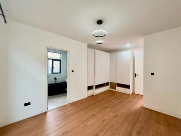 4 Bedroom Flat & Apartment