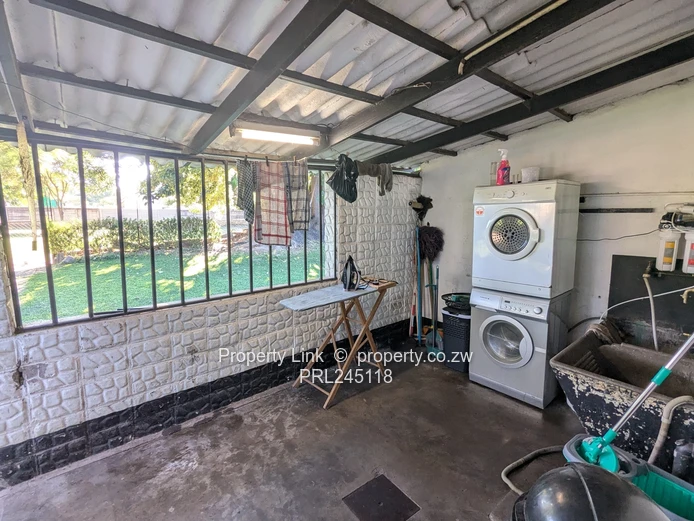 3 Bed 1.5 Bathroom House - Available 1 May