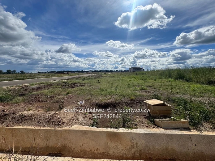 Pomona City Corner Stand with Tarred Road & Gated Entrance (Sole Mandate)