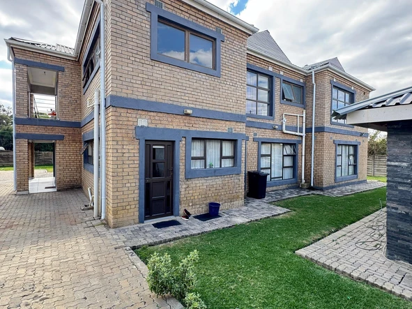 3 Bedroom Flat & Apartment