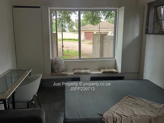 Compact Bluff Hill Studio — Fitted Kitchen, Solar, Secure