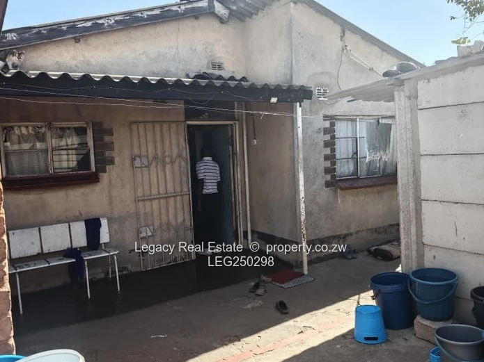 Spacious 5-Bed Highfield Home with Walled Yard & Fireplace (Sole Mandate)