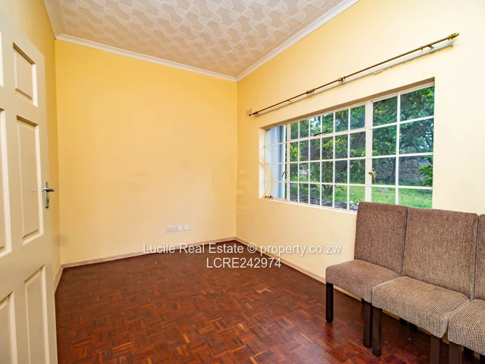 Spacious Modern Home Iin Prestigious Mt Breezes