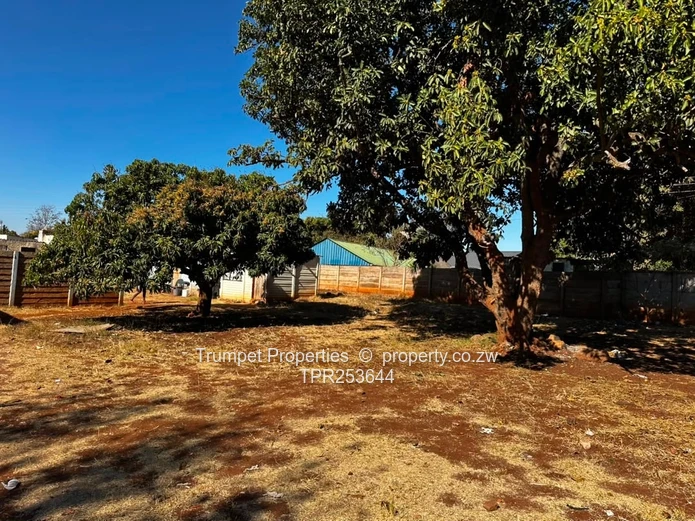 Eastlea: 3-Bed Home on 2,526 m² — Walled, Verandah