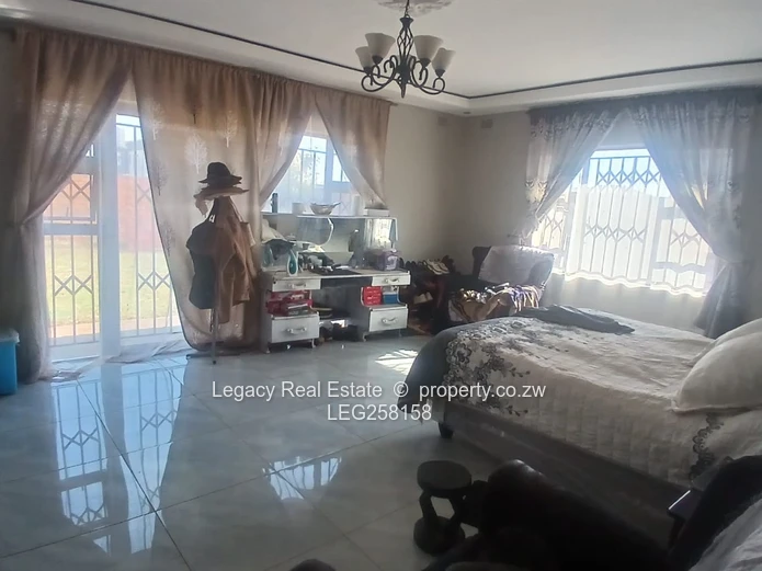Spacious 4-Bed Home with Island Kitchen & Borehole