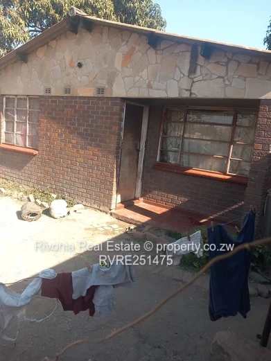 Glen View 4-Bed Brick Home with Courtyard & Side Passage