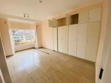 4 Bedroom Flat & Apartment