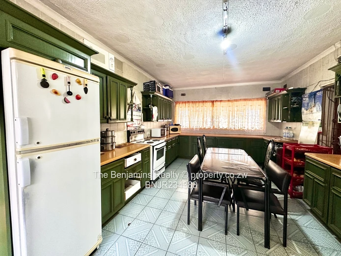 Solid House In Letombo Park