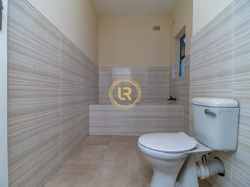 2 Bedroom Flat & Apartment