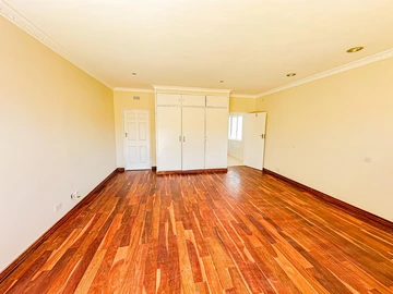 6 Bedroom House