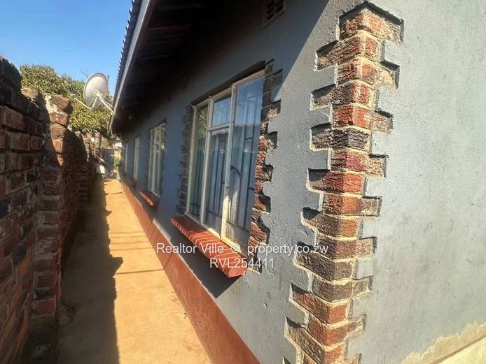 Walled & Gated 5-Bed Home in Warren Park – Borehole