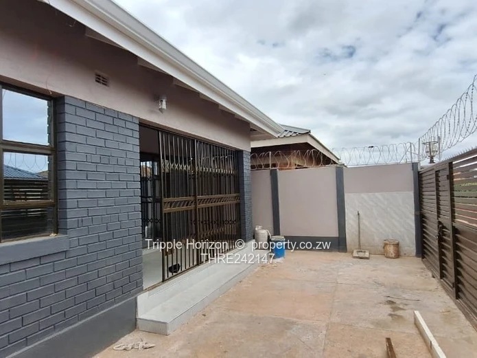 Walled & Gated 5-Bed Home with Borehole in Cold Comfort