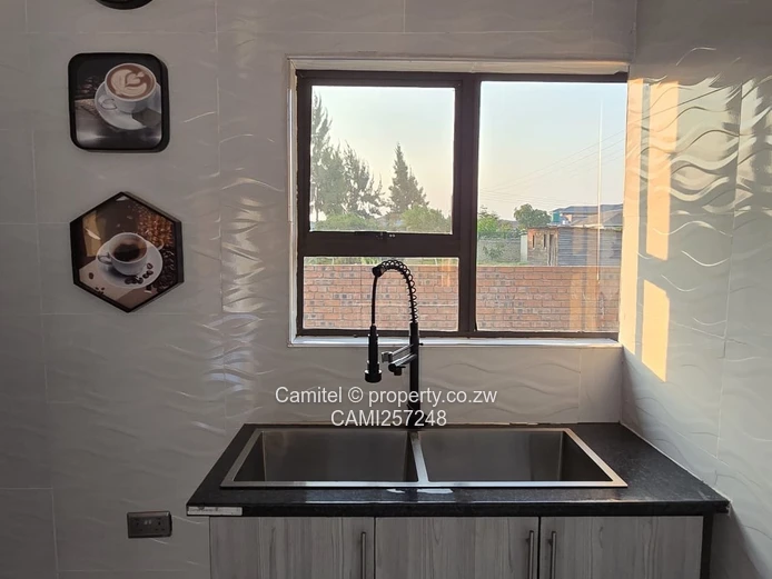 Sunlit 2-Bed Cottage Arlington — 2000m² Plot + Borehole