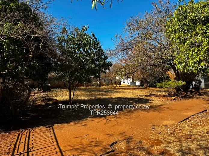 Eastlea: 3-Bed Home on 2,526 m² — Walled, Verandah