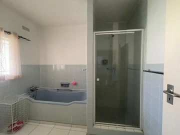 2 Bedroom Flat & Apartment