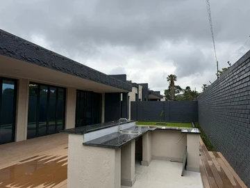 4 Bedroom Flat & Apartment