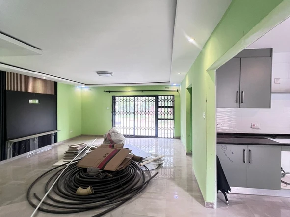 4 Bedroom Flat & Apartment