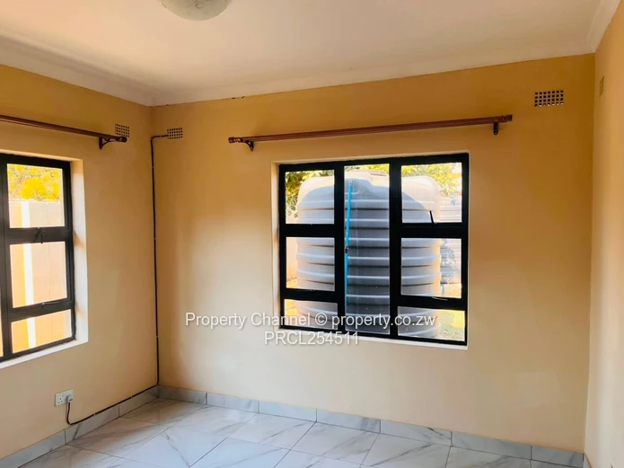 Modern 2-Bed Garden Flat: Built-in Wardrobe, Bath & Water Tank