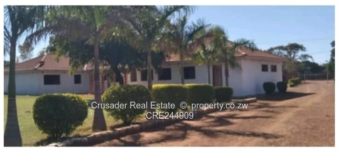 A stunning 1-hectare estate featuring dual residences, perfect for extended family                  