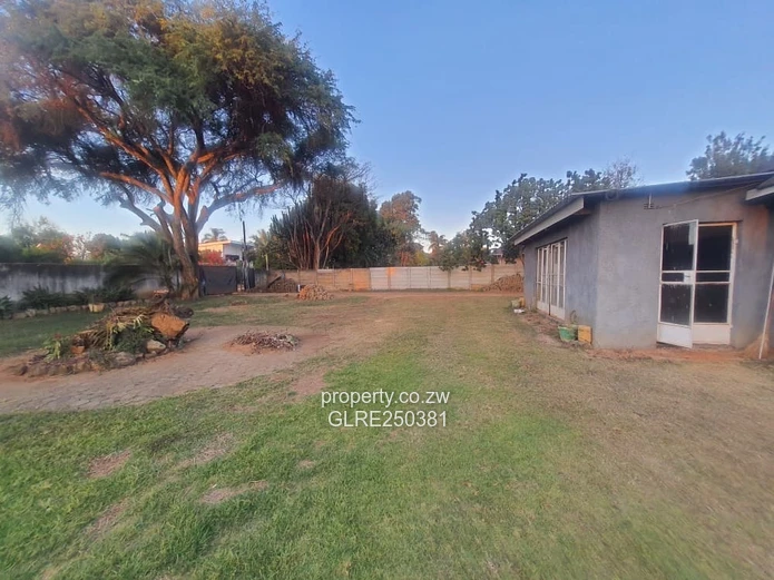 Spacious 3-Bed Bungalow with Borehole & Large Garden - Milton Park