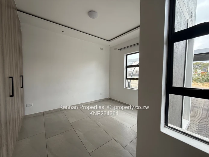 Modern Townhouse in secure Peakwood Village 