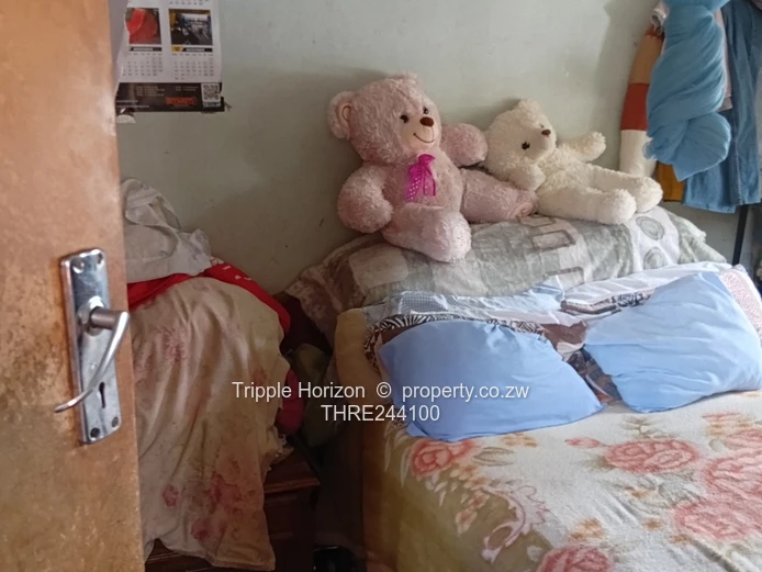 Chadcombe 3-Bed Family Home on 4000m² with 2 cottages& double Garage.