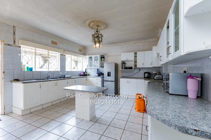 Charming Family Home In Zimre Park