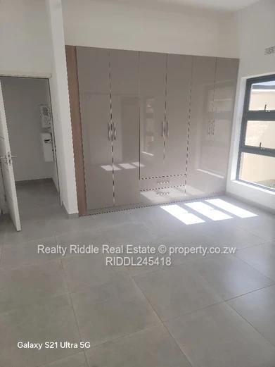 Modern 3 Bed, 2 Bath Flat in Borrowdale with Borehole