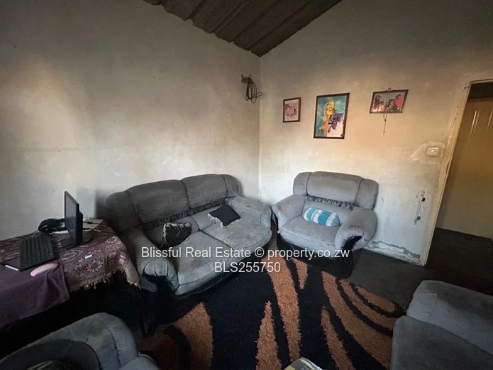 4 bedroom house for sale in Chitungwiza unit k-DEEDS, Nostro Accepted