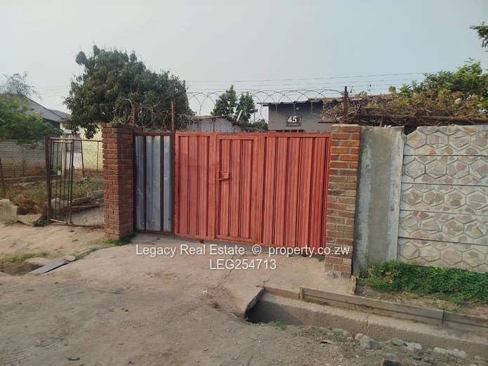 Walled 3-Bed Home with Garden & Verandah in Mufakose (Sole Mandate)