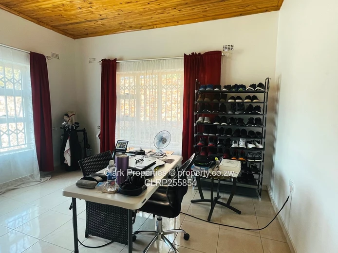 Modern Family Living On 1,950m²