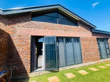 2 Bedroom Flat & Apartment