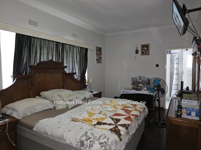 Elegant Eastlea 5-Bedroom Family Home with Separate Cottage |