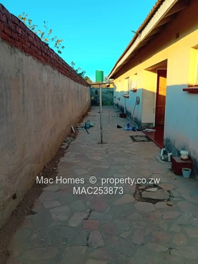 3 bedroom house to let in zimre (Sole Mandate)