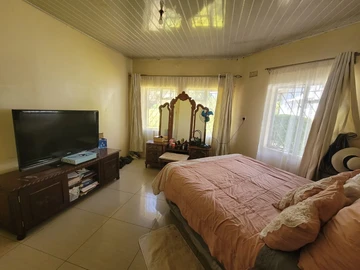 4 Bedroom Flat & Apartment