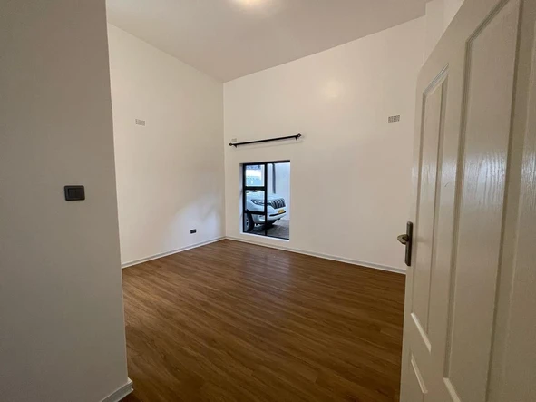 4 Bedroom Flat & Apartment