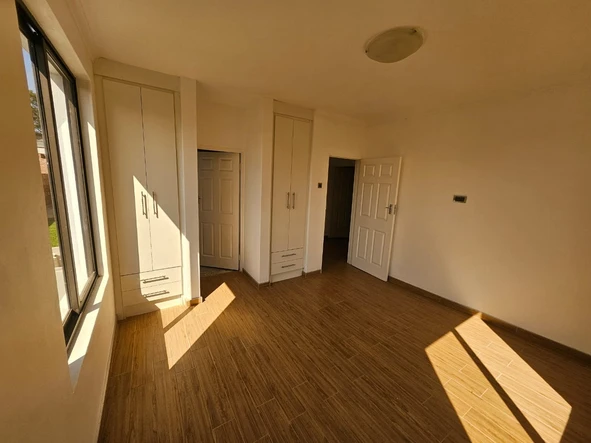 3 Bedroom Flat & Apartment