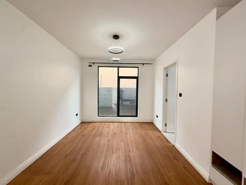 4 Bedroom Flat & Apartment