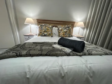 2 Bedroom Flat & Apartment