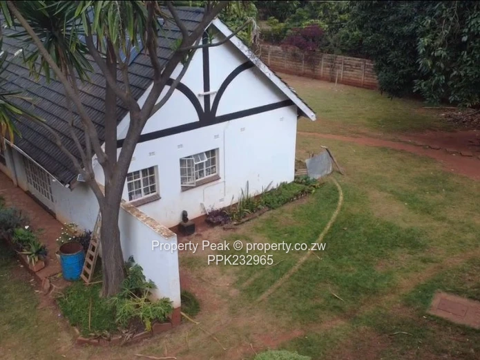 Old Borrowdale 3-Bed Home on 4000m² with Borehole