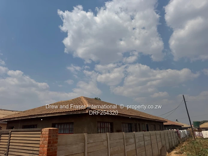 300m² Stand with Main Road Frontage in Damofalls