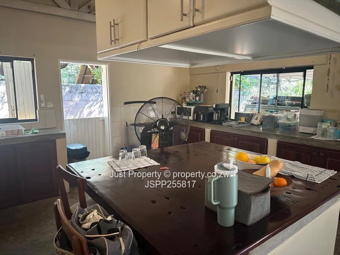 Spacious 5-Bed Victoria Falls Home with Cottage & Garden